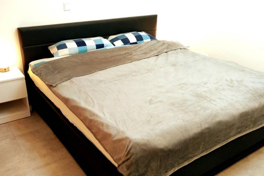 Pearl Studio Apart - King Bed - Netflix - Projector - Fast Wi-Fi Trier Buitenkant foto