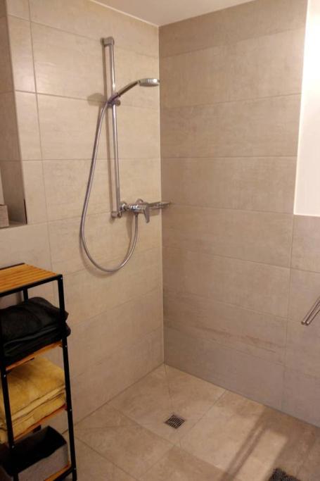 Pearl Studio Apart - King Bed - Netflix - Projector - Fast Wi-Fi Trier Buitenkant foto